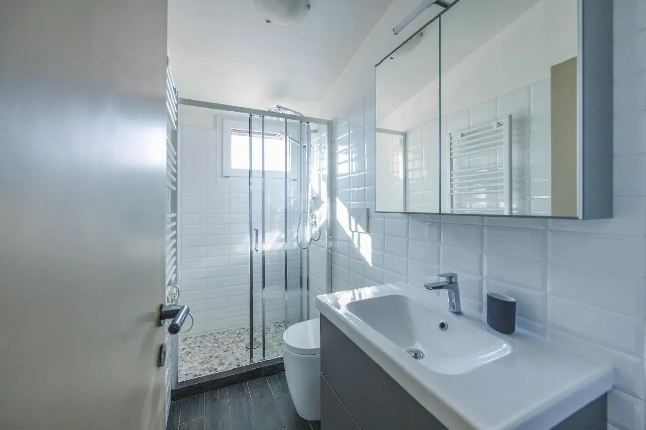 Xenia Apartments - Newly Renovated Flat In Fiera Area 밀라노